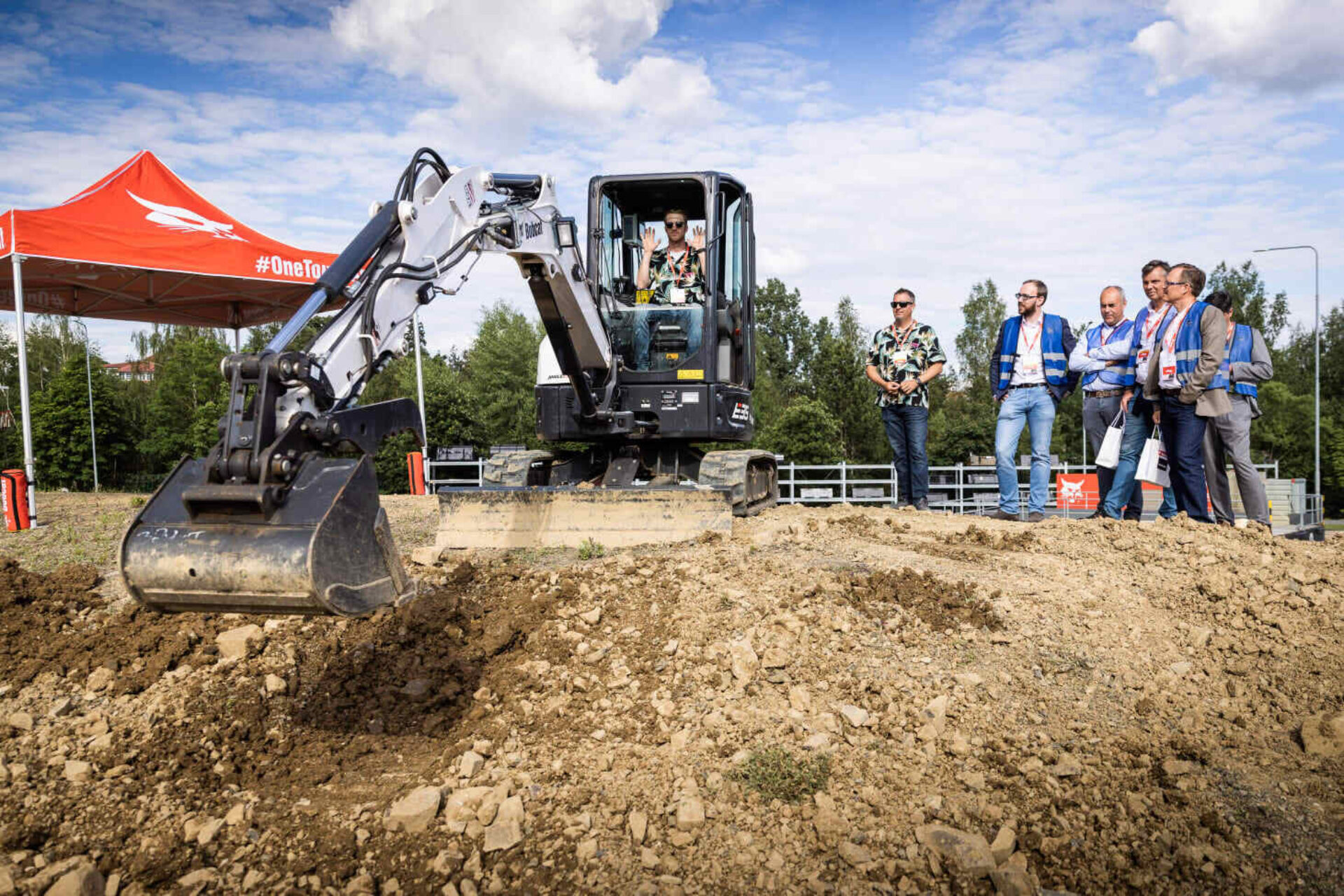 Première mini-pelle électrique au monde dans la catégorie 1 tonne, par  Bobcat